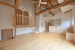 自然素材×スキップフロアの平屋「南欧風デザインと大空間LDKの家」完成見学会【WELL+】のメイン画像