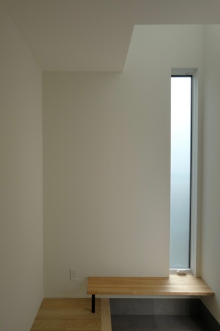 中庭と勾配天井リビングのある ナチュラルモダンな平屋のメイン画像