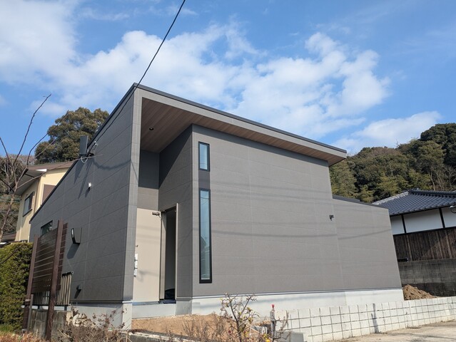 中庭と勾配天井リビングのある ナチュラルモダンな平屋のメイン画像