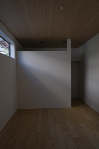 中庭と勾配天井リビングのある ナチュラルモダンな平屋のメイン画像