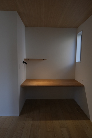 中庭と勾配天井リビングのある ナチュラルモダンな平屋のメイン画像