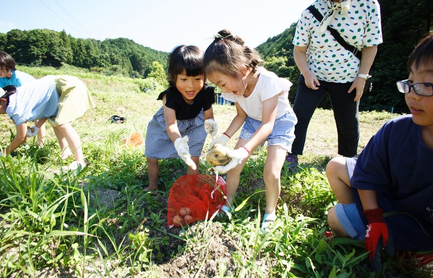 親子で楽しむ収穫体験の様子