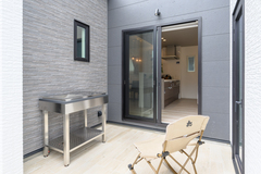 【家族の夢が叶う家】人気急上昇！タイルデッキ付きモデルハウスのメイン画像