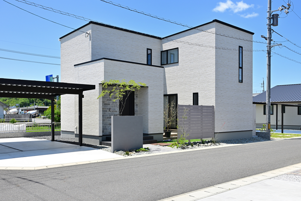 【勝央町黒土】オシャレな休日を過ごしてみませんか　タイルデッキのあるお家