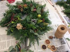 【暮らしの学校】コモレビデザイン舎さんのクリスマスリースづくりのメイン画像