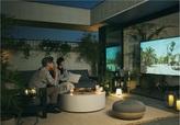 アウトドアリビングで映画と夜の晩酌を楽しむ