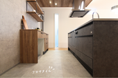 キッチンの床にはフロアタイルを採用し、お手入れが楽になるようにしました。
