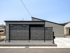 【浅口市鴨方町】積み石風の外壁に細石の微細な彩りをアクセントとした平屋のメイン画像
