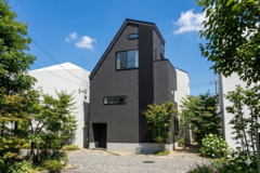 【新宿区】完成見学会｜約11坪の狭小地に建つ木造3階建てのメイン画像