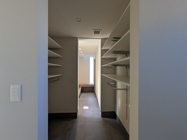 中庭と勾配天井リビングのある ナチュラルモダンな平屋のメイン画像