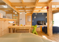 【木の家に住みたい方へ！】夏は涼しく冬はぽかぽか　吹抜けとランドリールームのある木の家のメイン画像