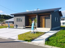木目調タイルが彩る未来を見据えた平屋の住まい見学会のメイン画像