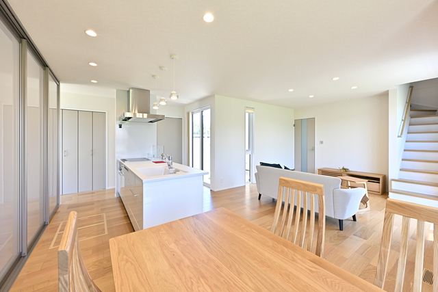 【勝央町黒土】オシャレな休日を過ごしてみませんか　タイルデッキのあるモデルハウス見学のメイン画像