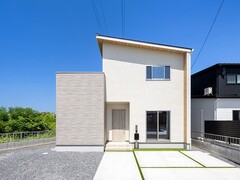 【丸亀市津森町】木目クロスの天井が温もりを添えるナチュラルな家のメイン画像